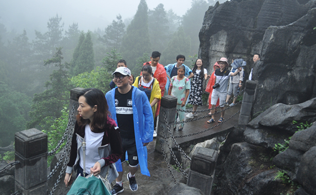 司組織了全體員工赴黑山谷、龍鱗石海風(fēng)景區(qū)二日游活動(dòng)
